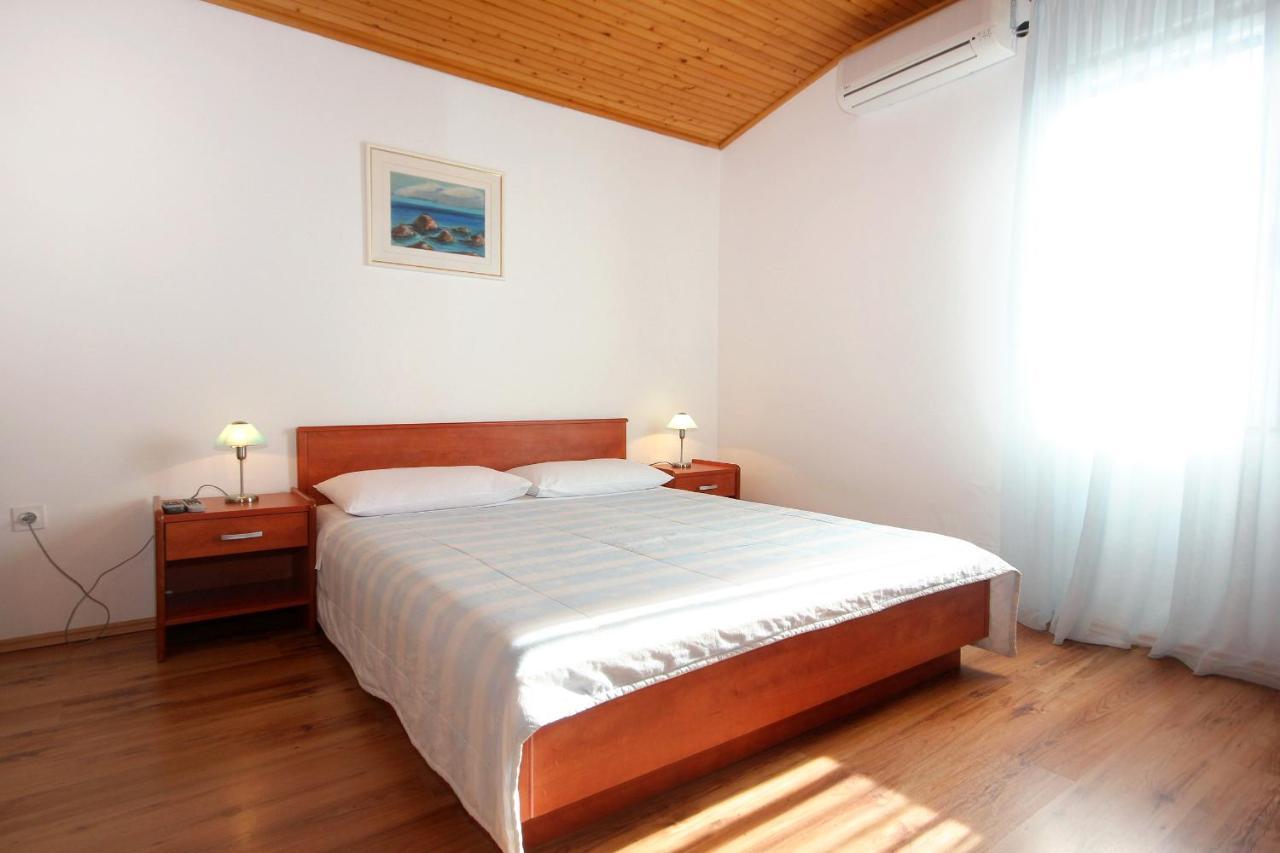 Apartments And Rooms By The Sea Mandre, Pag - 3557 Kolan Exterior foto