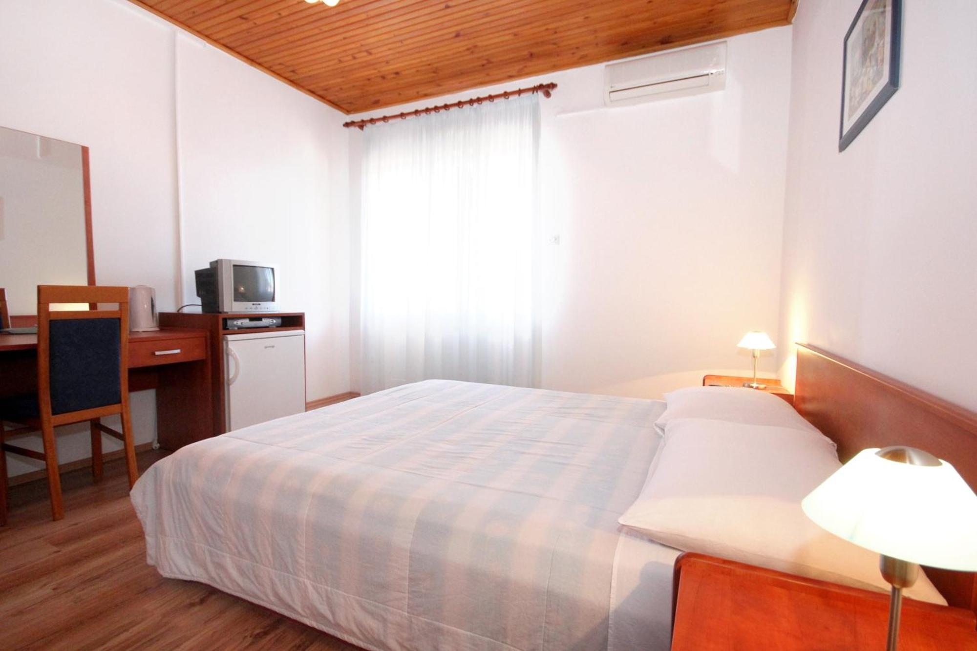 Apartments And Rooms By The Sea Mandre, Pag - 3557 Kolan Habitación foto